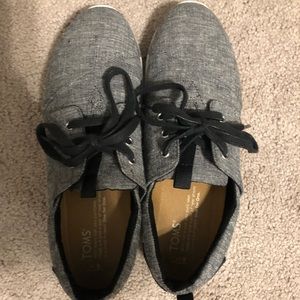 women’s size 8 Tom’s tennis shoes